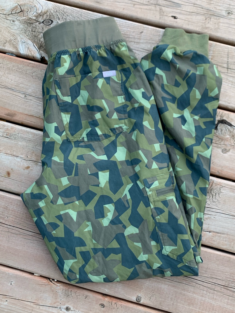 FIGS Zamora Jogger Scrub Pants Green Geometric Camo Rare Pattern Sz Small Lined